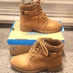 Brown Boots. Side Zipper. Good Condition. Size 2 Little Girls.